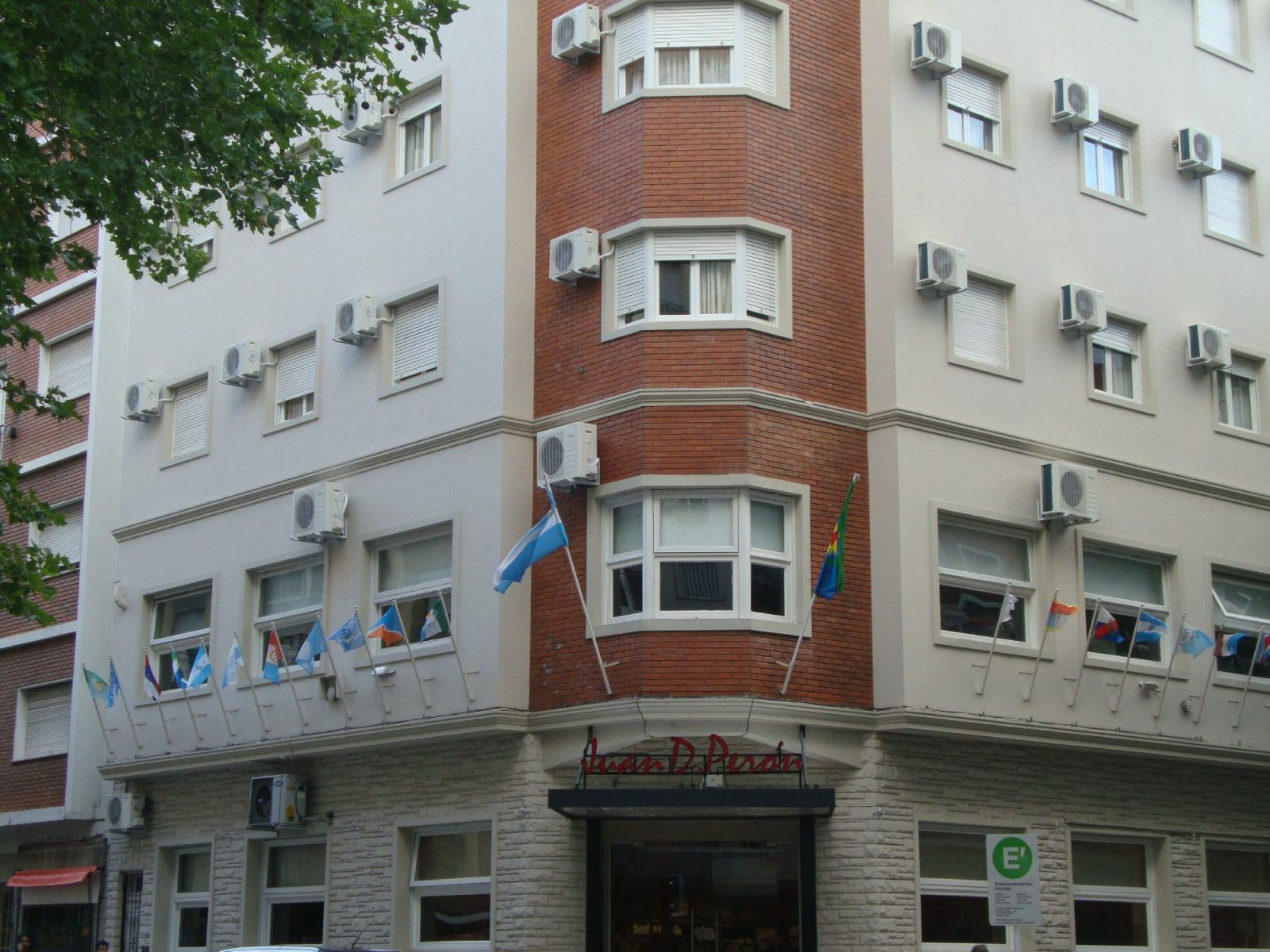 Hotel S.E.T.I.A