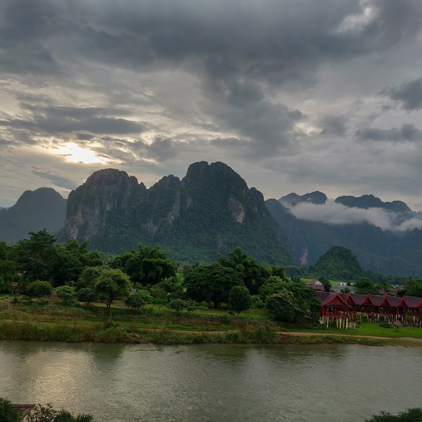Vang Vieng Sunset Guesthouse & Restaurant
