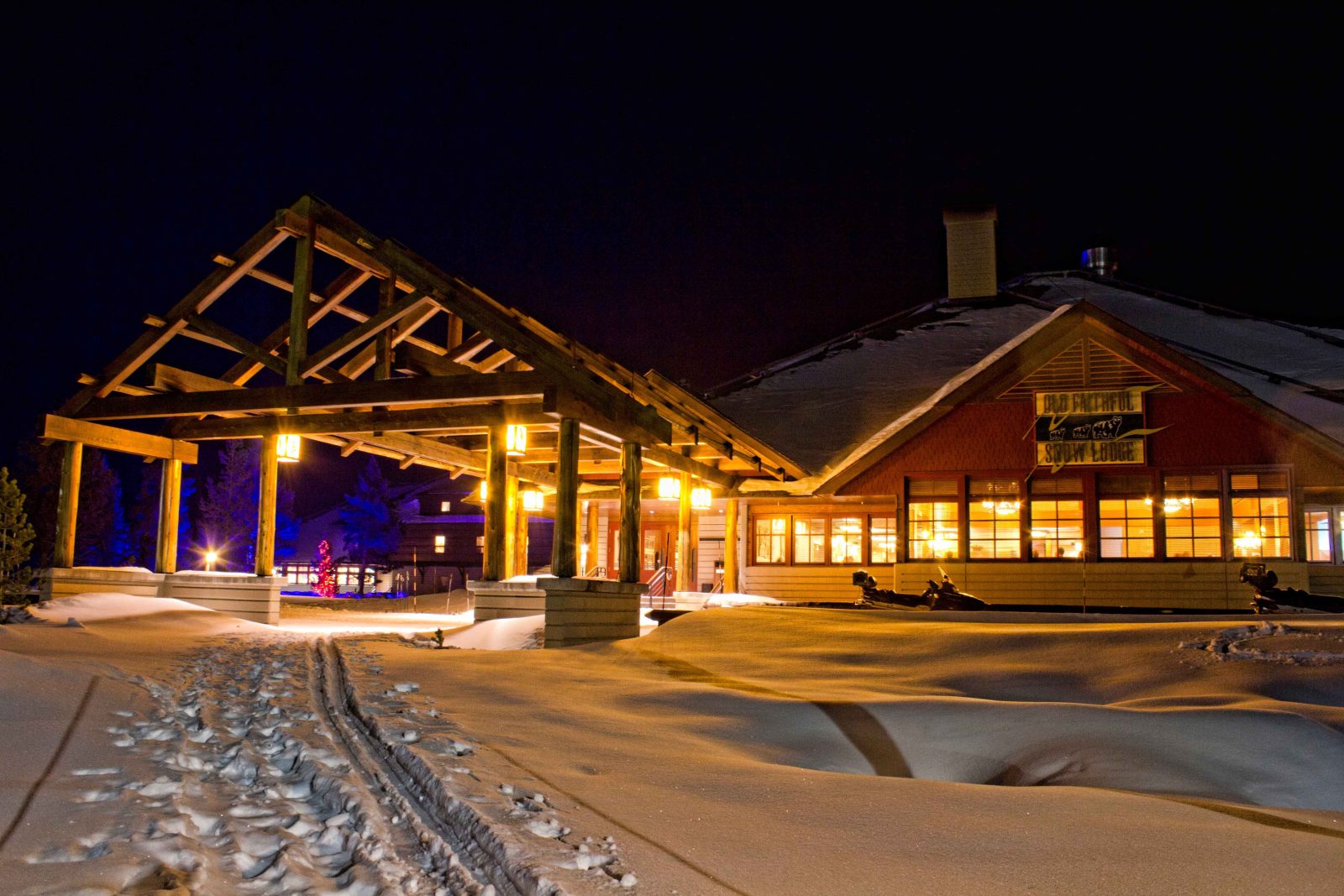hotel old faithful snow