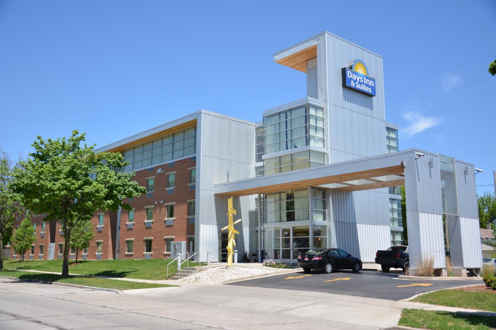 days inn and suites milwaukee