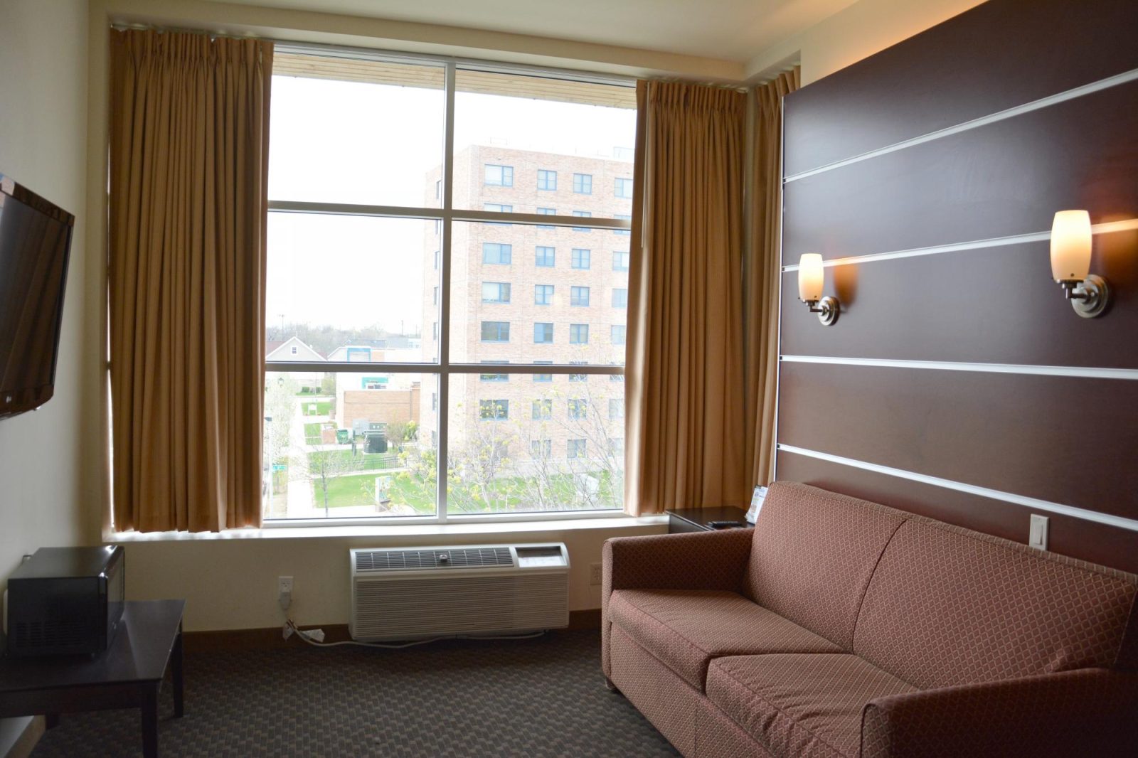 days inn and suites milwaukee