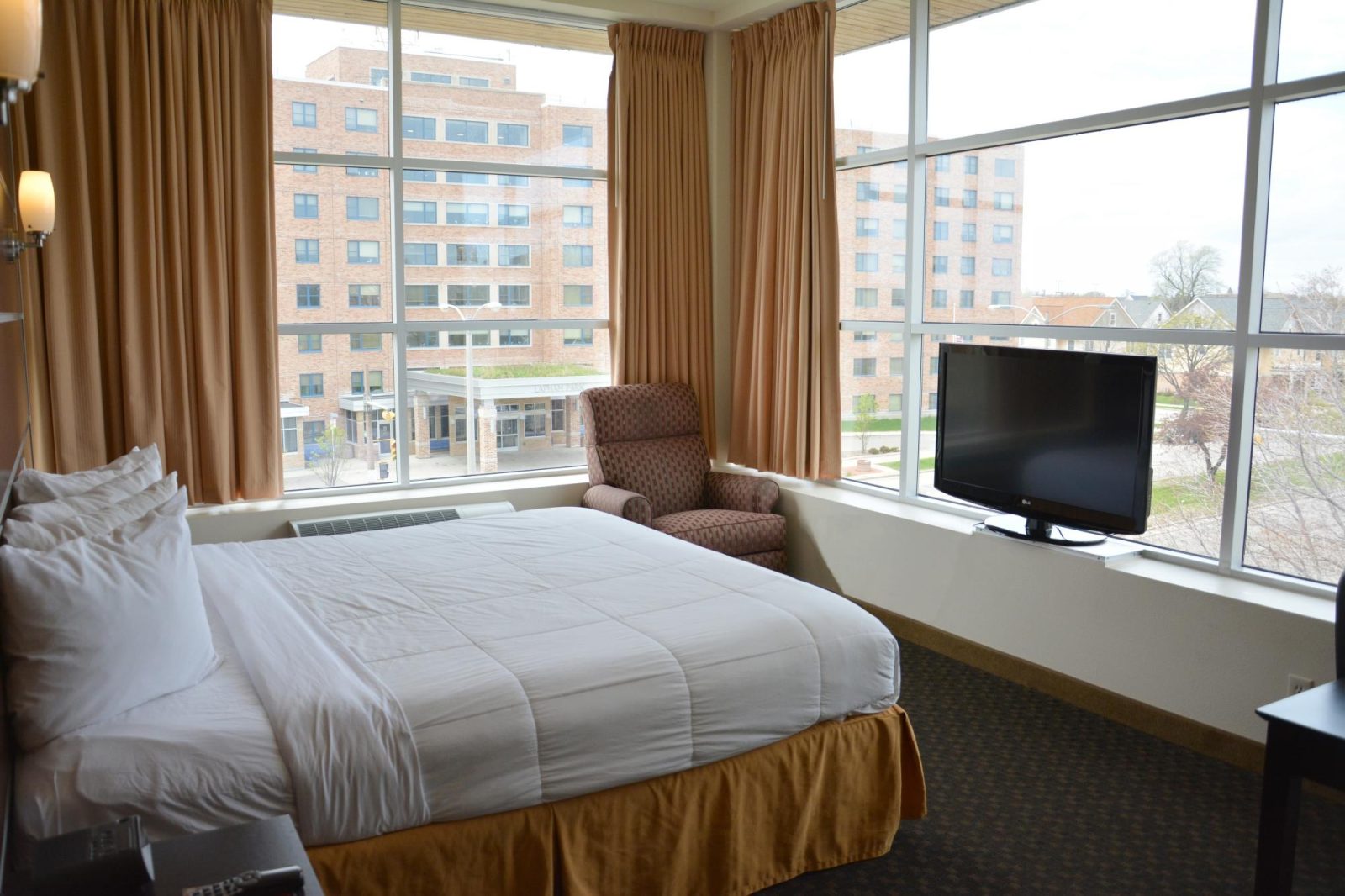 days inn and suites milwaukee