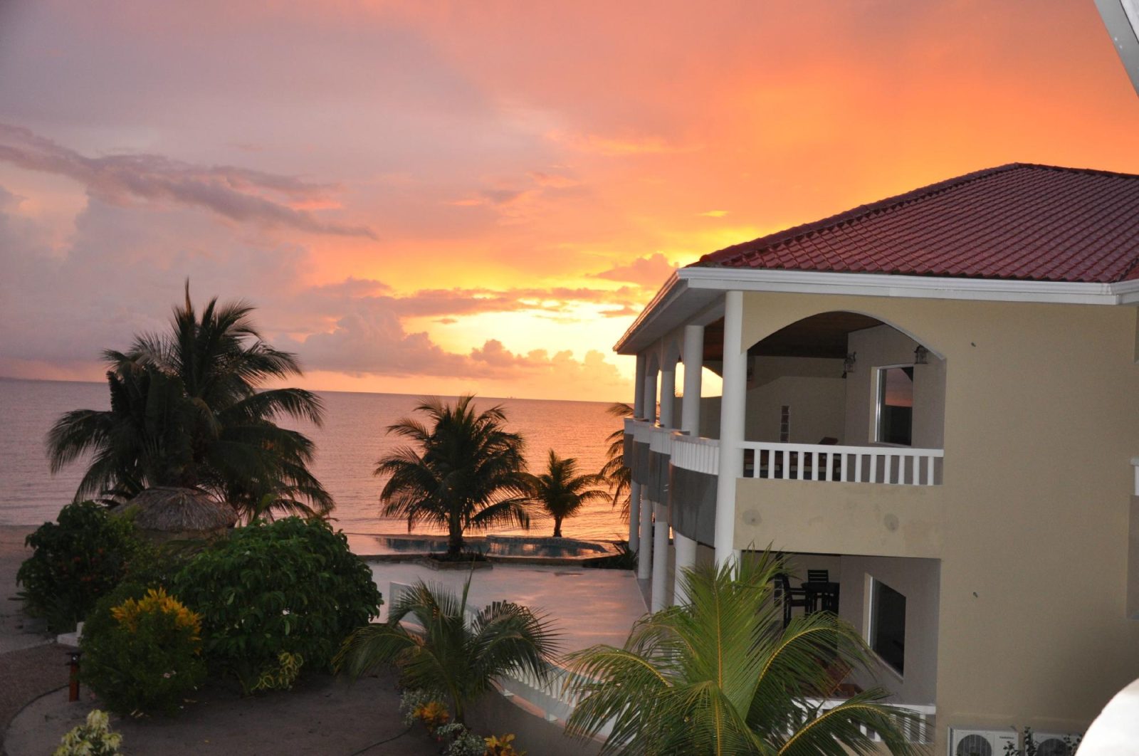 los porticos villas hotel placencia