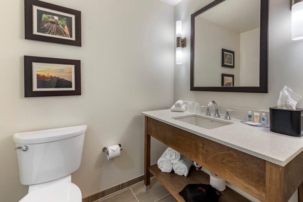 Comfort Inn & Suites Pittsburgh
