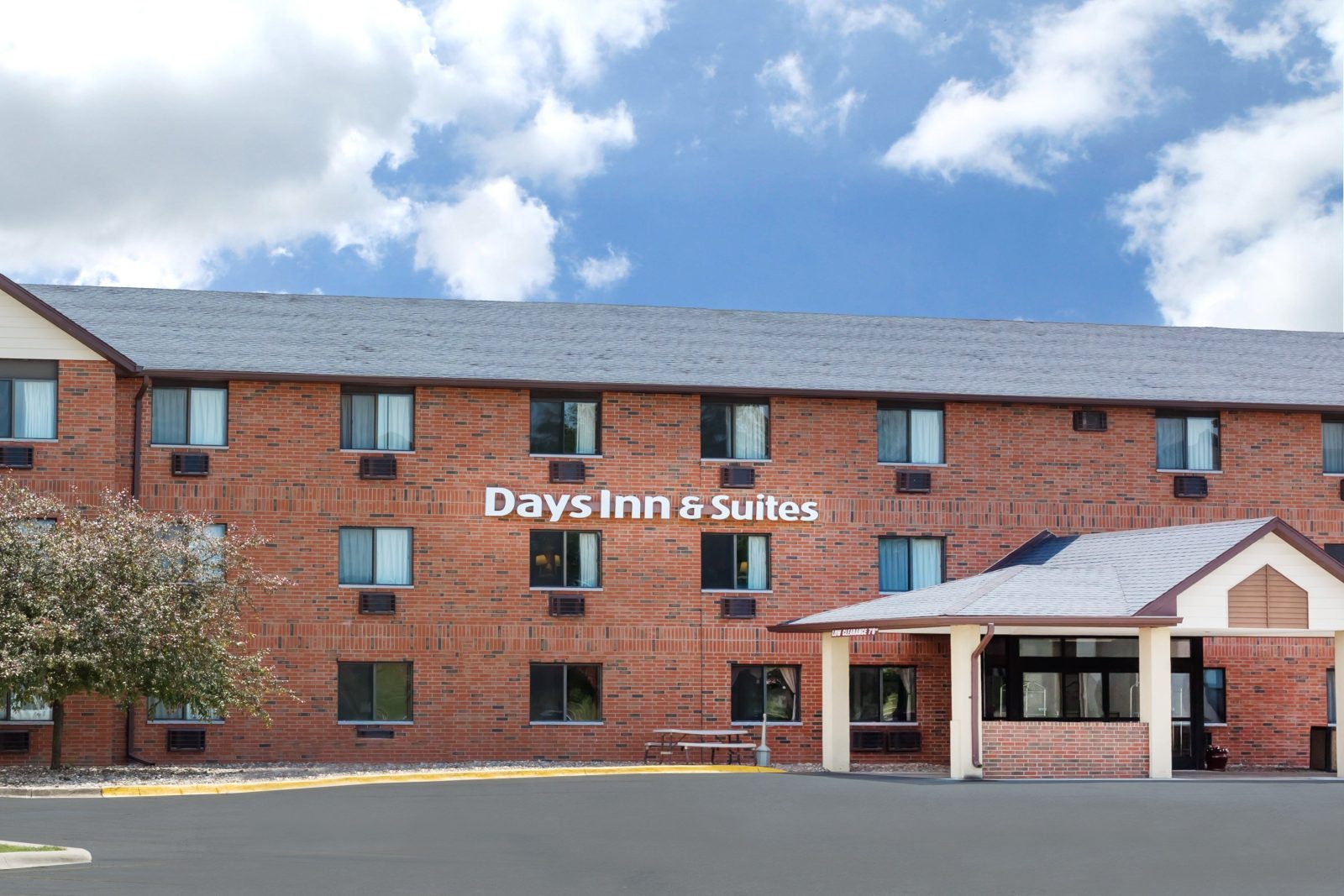Days Inn and Suites by Wyndham Des Moines Airport