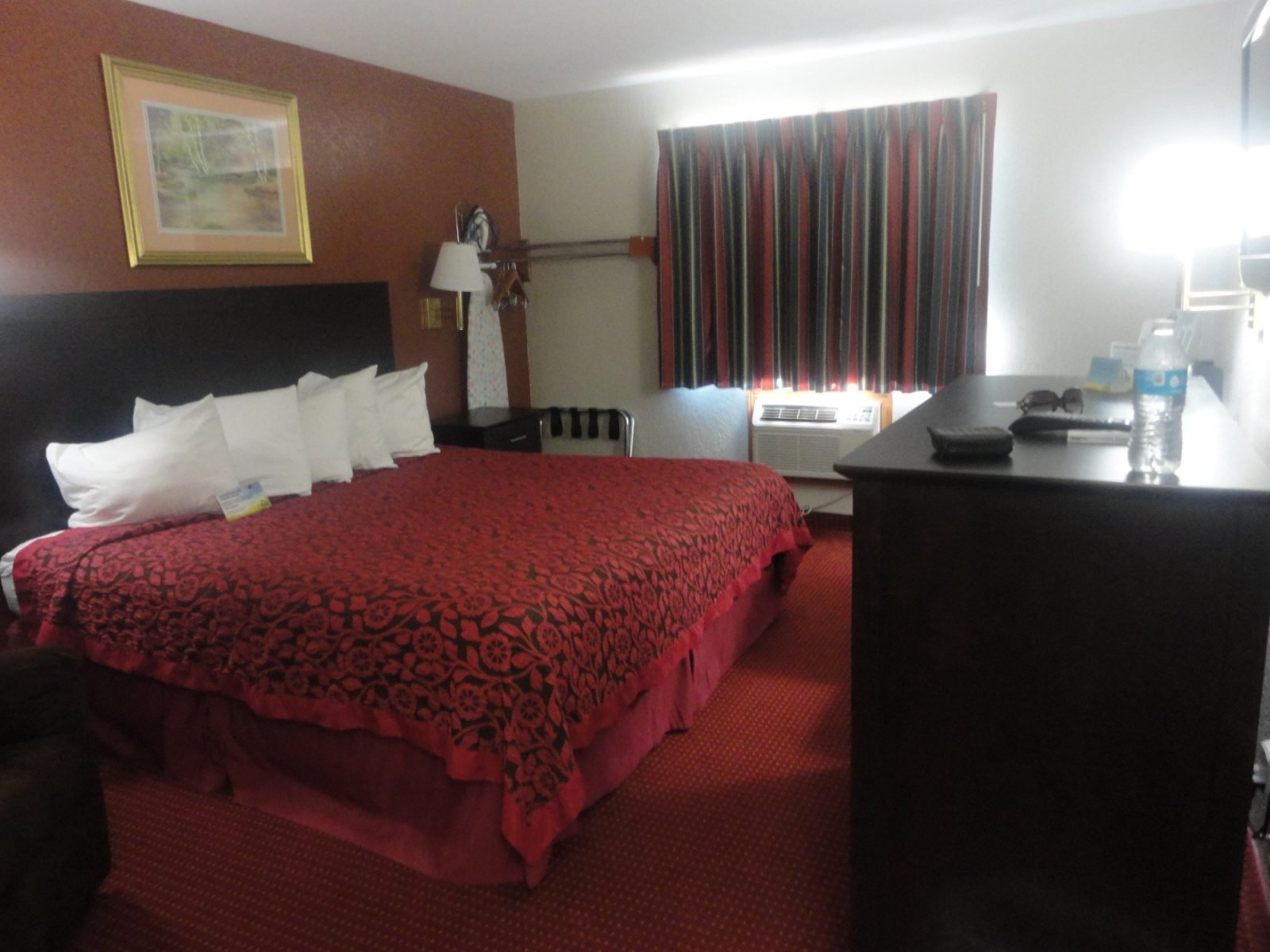 Days Inn and Suites by Wyndham Des Moines Airport