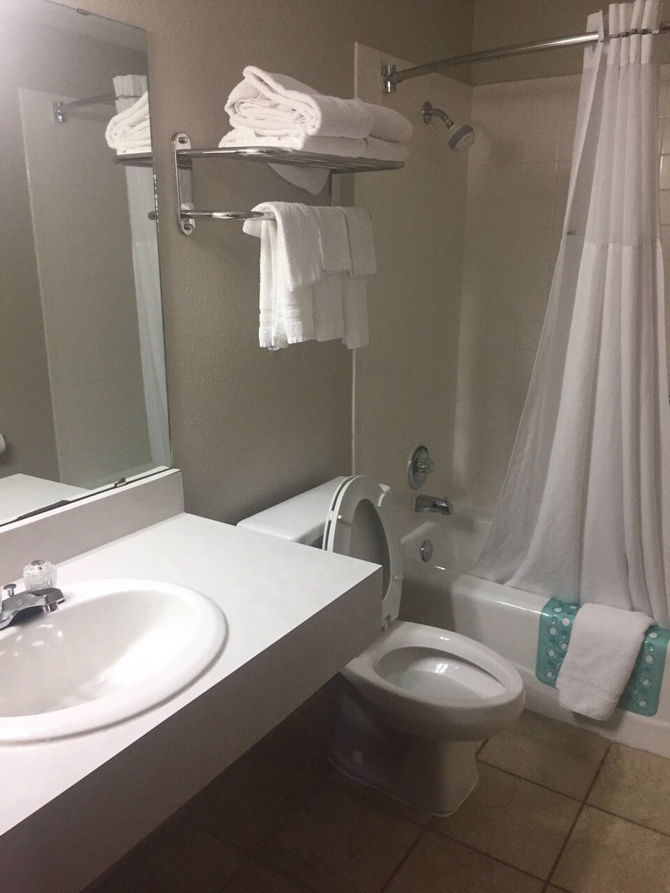 Days Inn and Suites by Wyndham Des Moines Airport