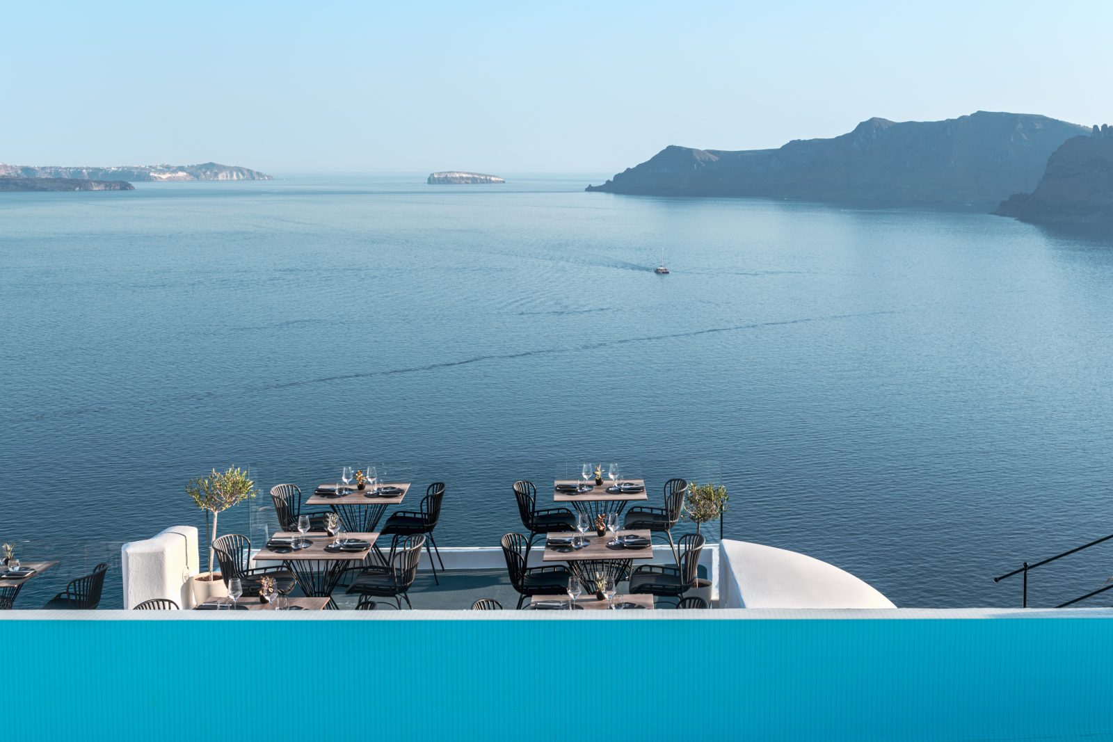 la perla villas hotel oia