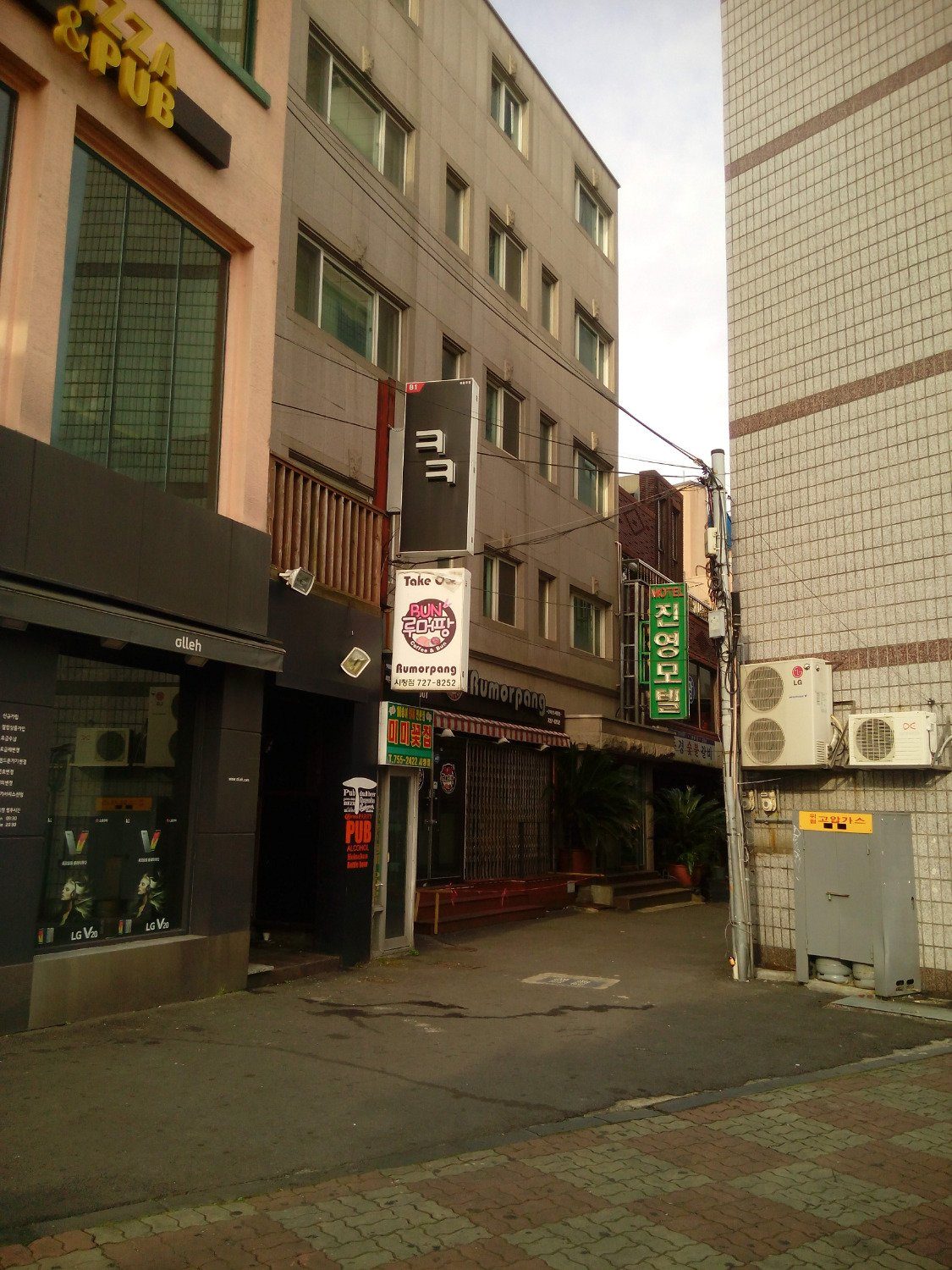 Backpackers in Jeju