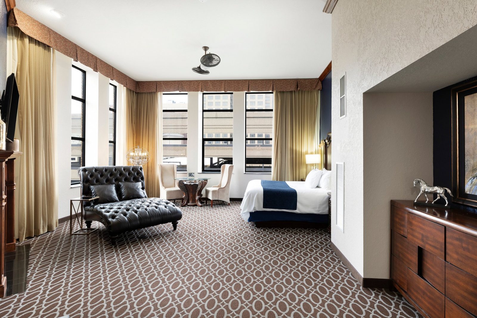 suites of 800 locust hotel des moines