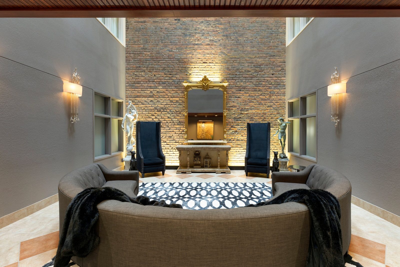 suites of 800 locust hotel des moines