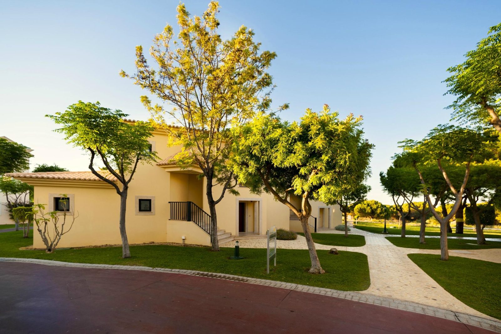 aquamarina beach hotel