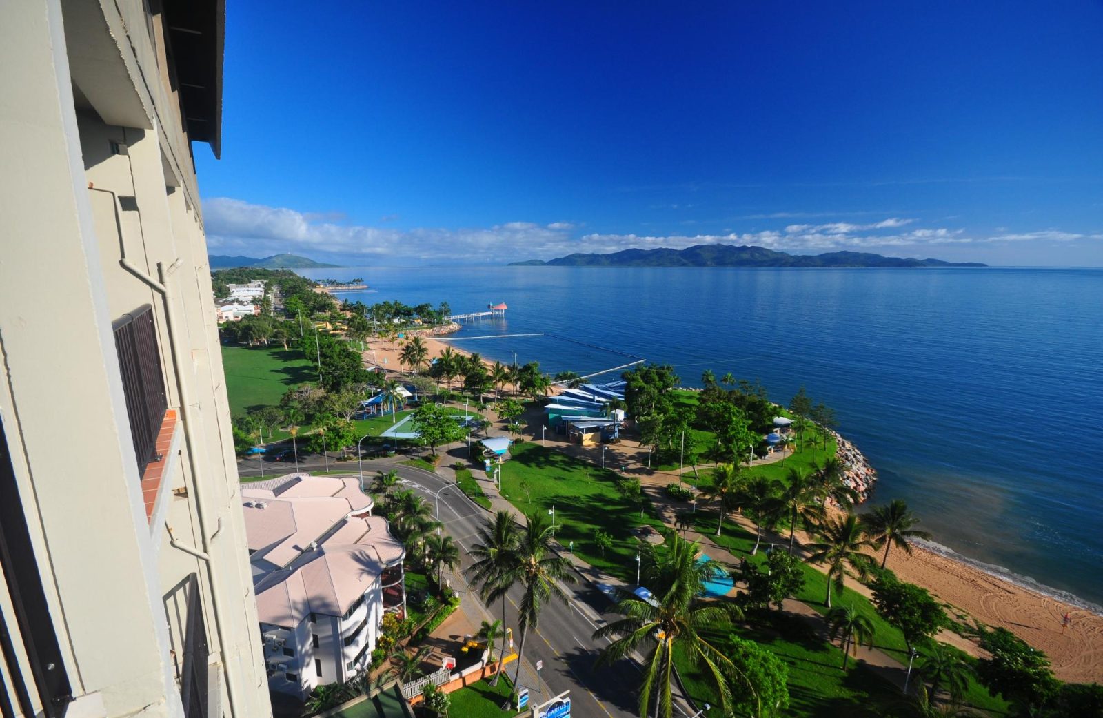aquarius on the beach hotel townsville