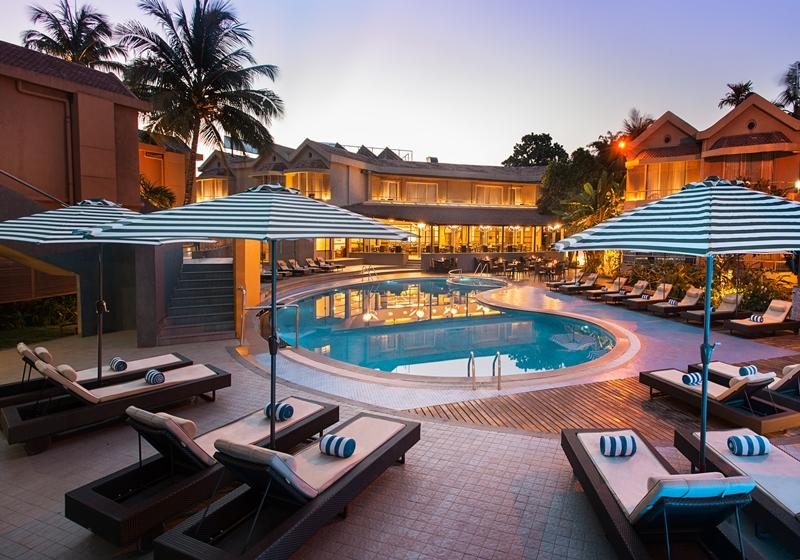 whispering palms beach candolim