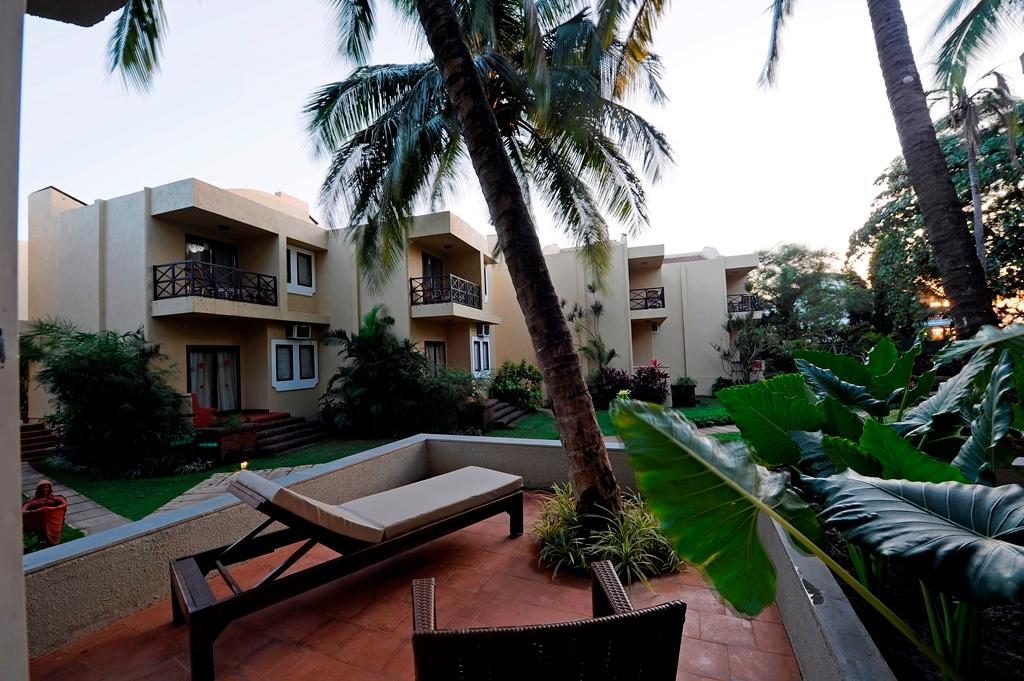 whispering palms beach candolim