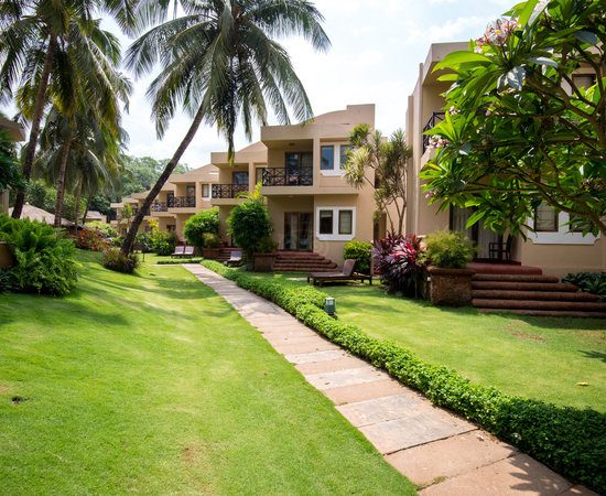 whispering palms beach candolim