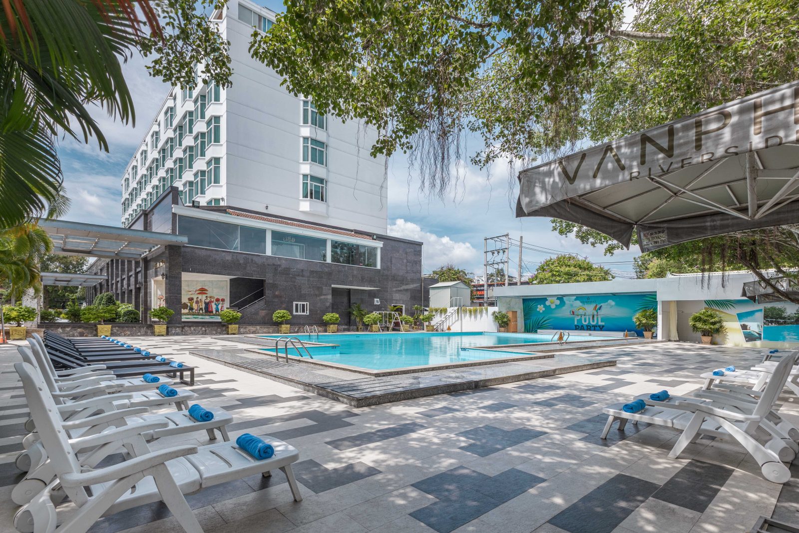 Van Phat Riverside Hotel
