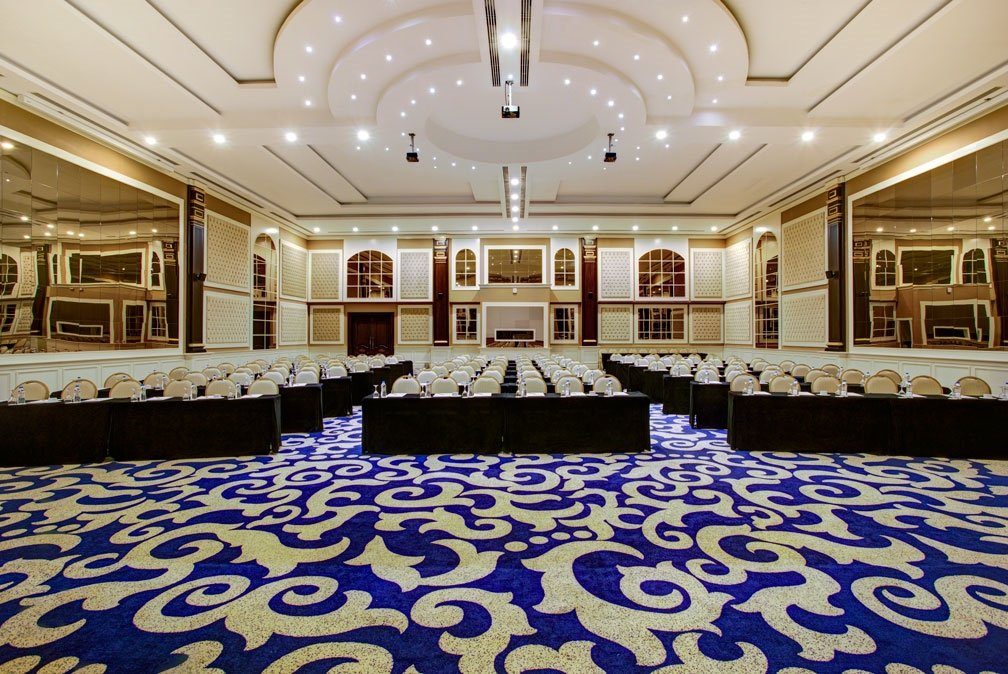 Vogue Hotel Supreme