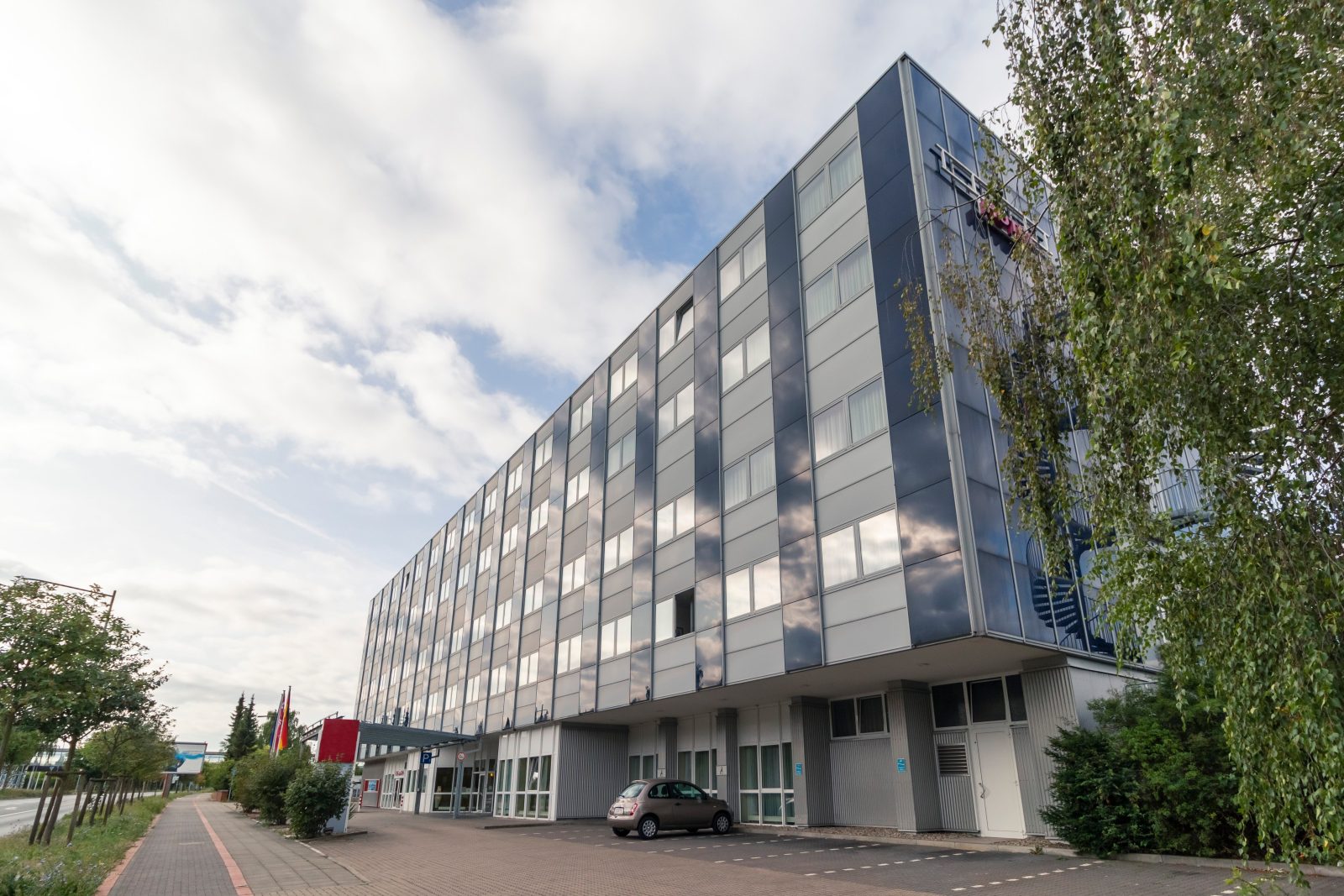 golden tulip laatzen