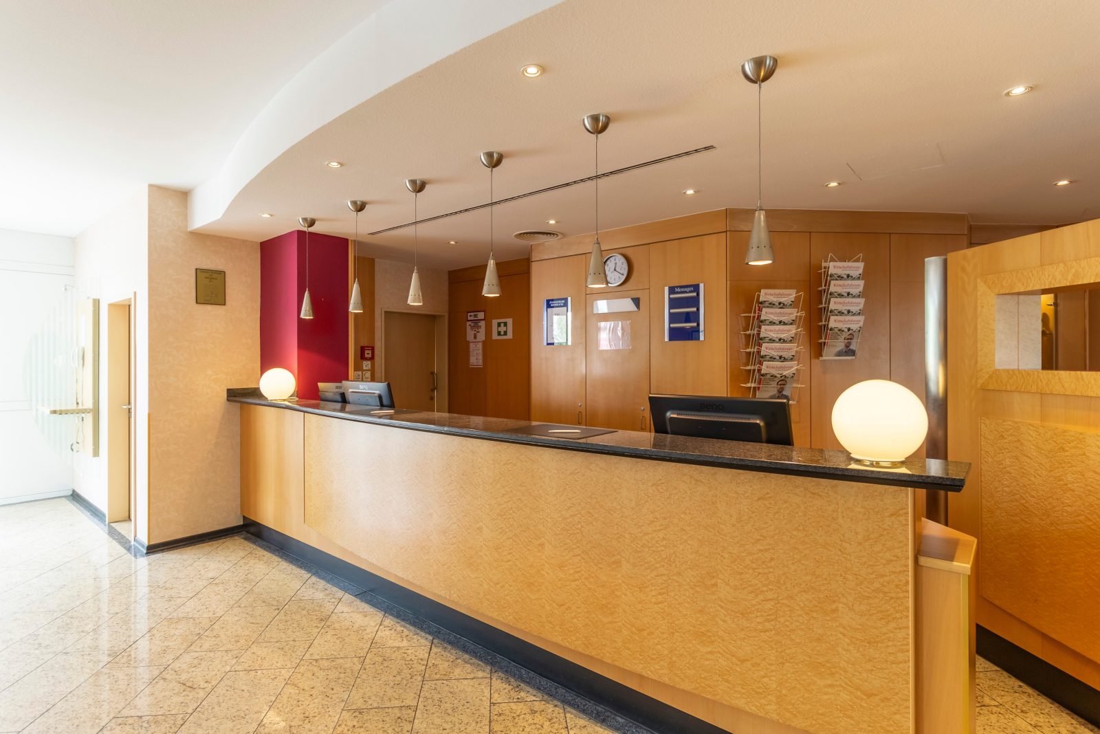 golden tulip laatzen