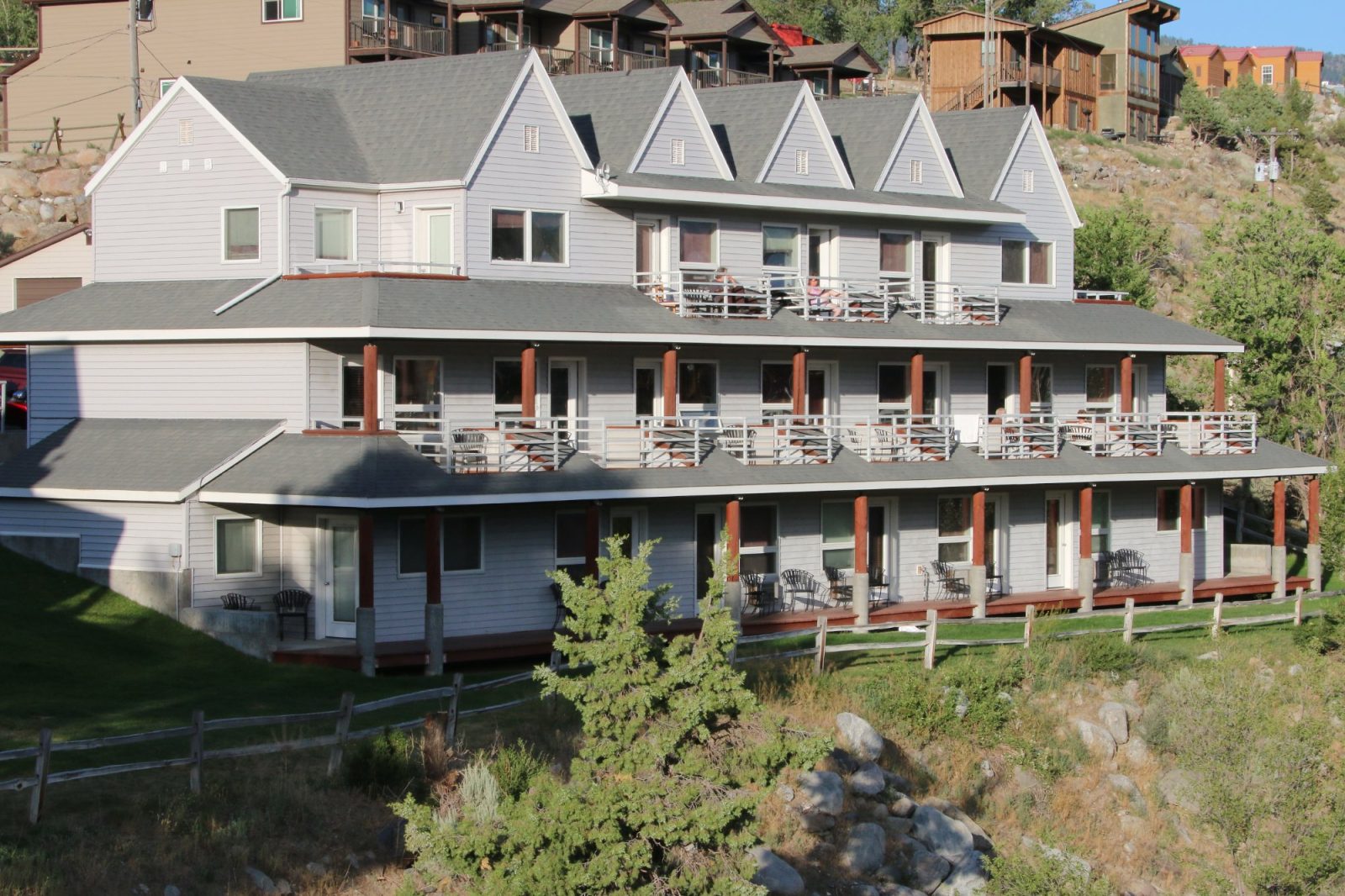 yellowstone`s absaroka hotel gardiner