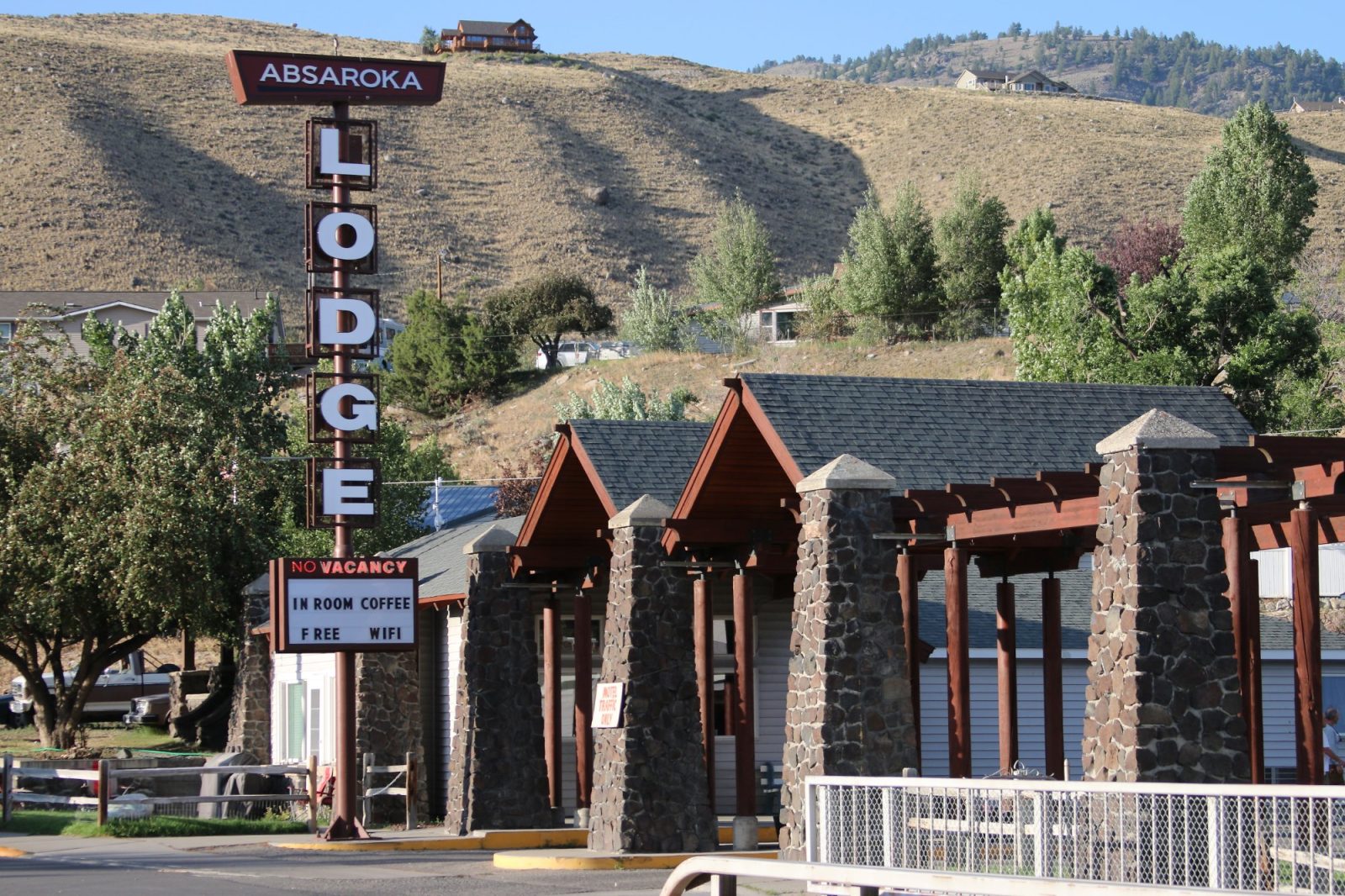 yellowstone`s absaroka hotel gardiner