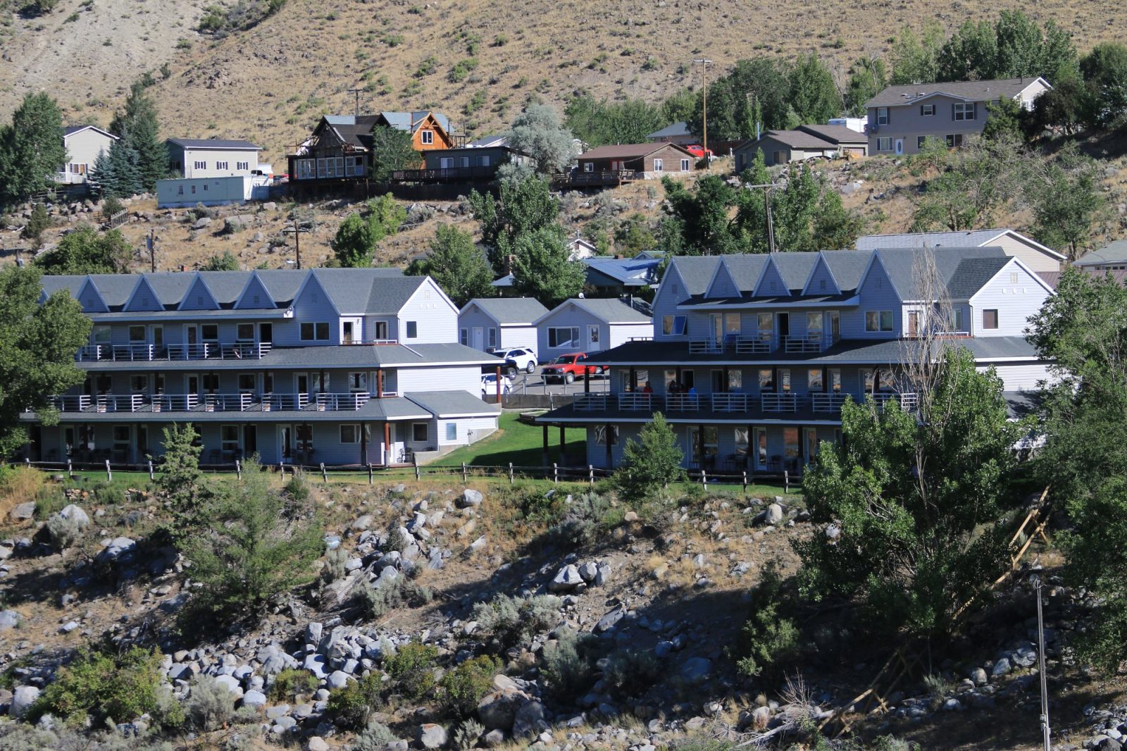 yellowstone`s absaroka hotel gardiner