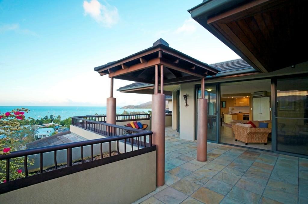 waters edge hotel whitsundays