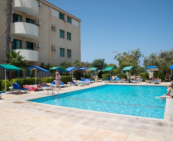 mandalena apart hotel protaras