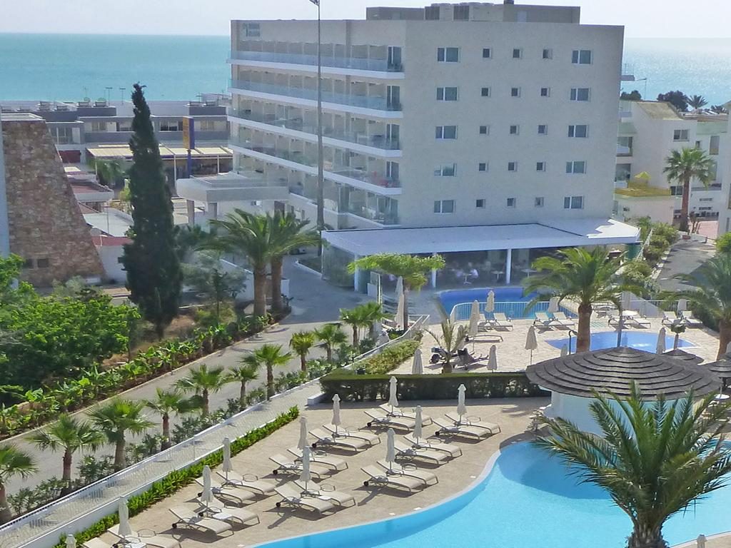 sandra hotel protaras