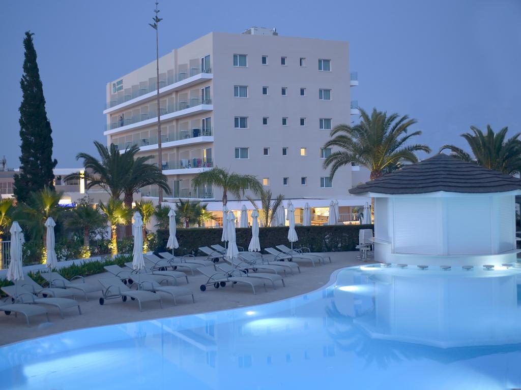 sandra hotel protaras