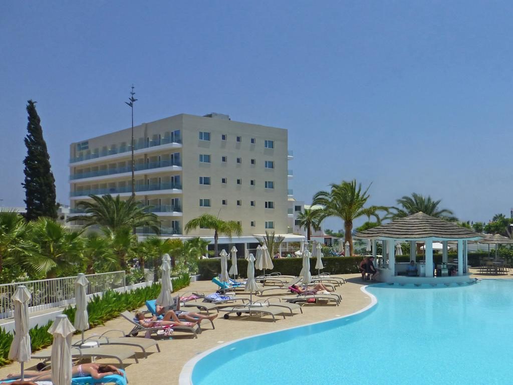 sandra hotel protaras