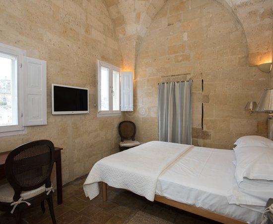 l hotel in pietra