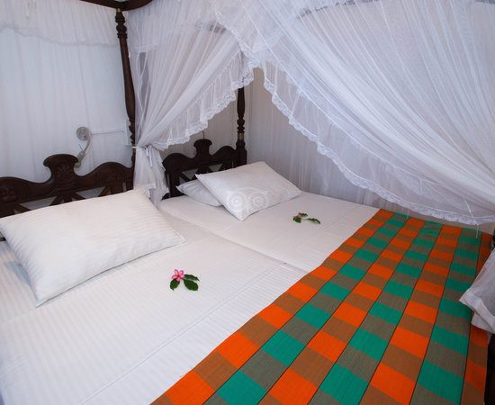 sri gemunu beach hotel unawatuna